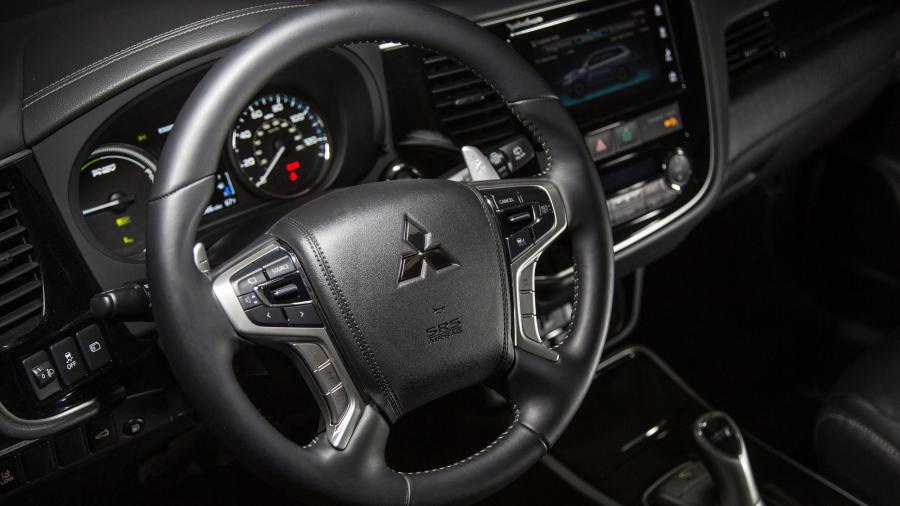 Панель приборов Mitsubishi Outlander PHEV 2017 года  (NA) (фото 54 из 70)